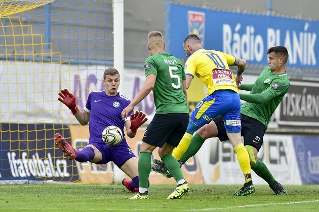 Zleva brankář Příbrami Ondřej Kočí, jeho spoluhráč Martin Nový, teplický Pavel Moulis a Matěj Chaluš z Příbrami.