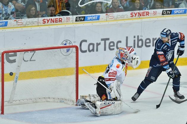 Vpravo Dávid Gríger z Liberce, vlevo brankář Alexander Salák ze Sparty. Vyrovnávací gól na 2:2 Jaroslava Vlacha z Liberce.