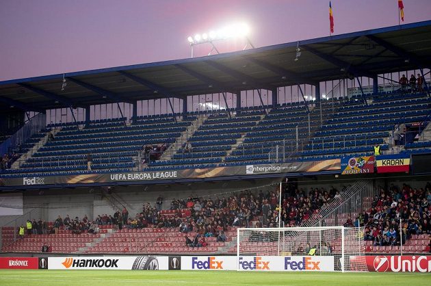 Prázdný kotel fanoušků Sparty Praha během utkání základní skupiny Evropské ligy proti APOEL Nikósii.