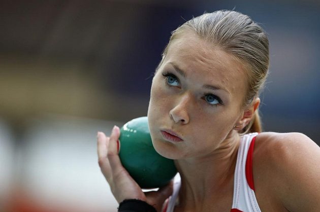 Lotyšská sedmibojařka Laura Ikaunieceová se připravuje na svůj pokus ve vrhu koulí.