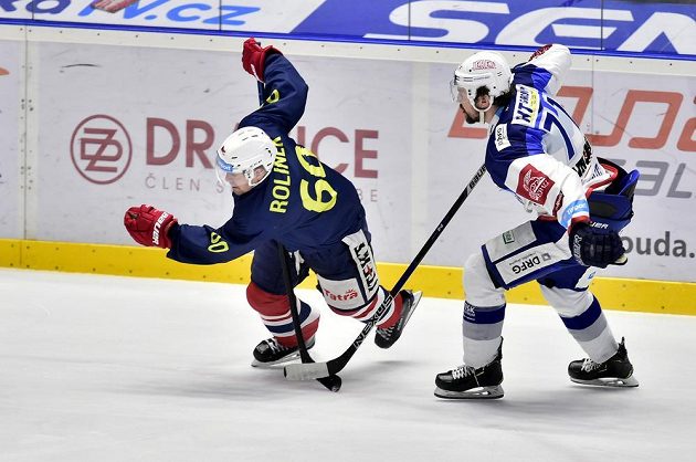 Tomáš Rolinek z Pardubic po souboji s Tomášem Malcem z Brna v utkání hokejové extraligy.