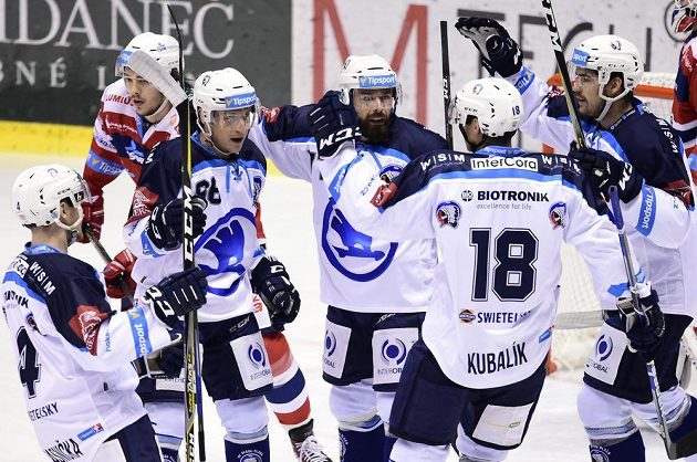 Hokejisté Plzně se radují z prvního gólu na ledě HC Dynamo Pardubice ve 20. kole extraligy.