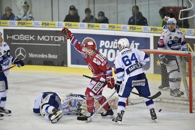 Zleva brněnští Martin Nečas a brankář Karel Vejmelka, uprostřed Tyler Redenbach z Třince a dále znovu brněnští Tomáš Bartejs a Marek Kvapil.