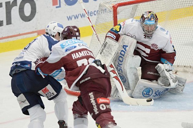Plzeňský kanonýr Dominik Kubalík na brankáře Sparty Tomáše Popperleho v sobotu nevyzrál.