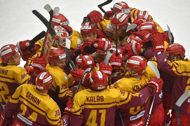 Jihlavští hokejisté se radují z vítězství v utkání 1. kola baráže o hokejovou extraligu v Karlových Varech.