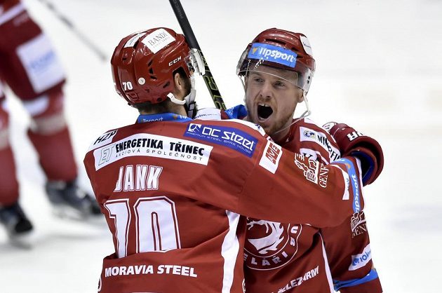Třinecký obránce Bohumil Jank (vlevo) a útočník Martin Adamský se radují z gólu proti Pardubicím.