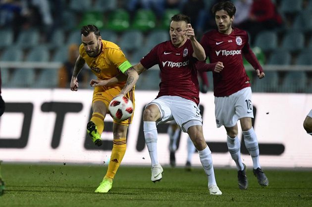 Branislav Miloševič z Dukly otevřel skóre zápasu, zprava jsou Michal Sáček a Dominik Plechatý ze Sparty.