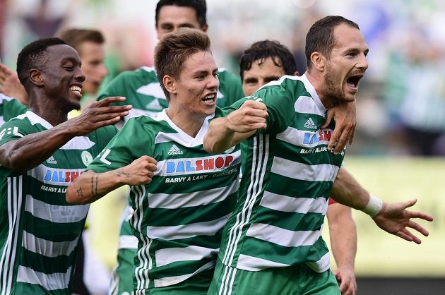Ibrahim Keita a Jan Vodháněl (uprostřed) gratulují střelci druhého gólu Bohemians Jakubovi Podanému (vpravo).