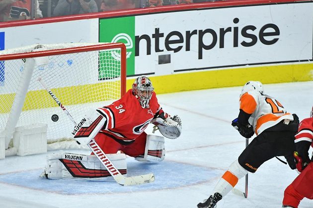 Český brankář Caroliny Hurricanes Petr Mrázek v akci na ledě Philadelphie Flyers v utkání NHL.