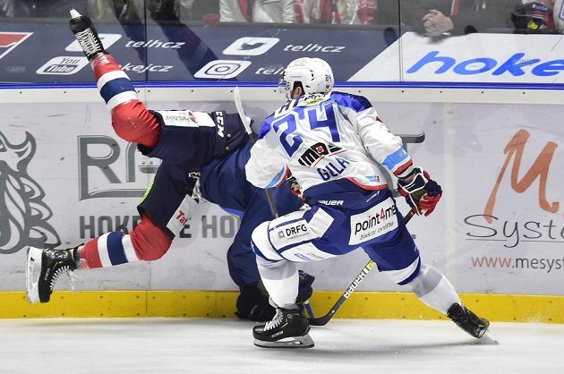 Střet Michala Gulašiho z Brna z protihráčem na ledě Pardubic během extraligového utkání.
