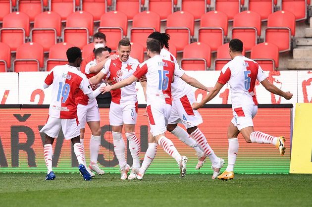 Fotbalisté Slavie se radují z gólu v utkání proti Plzni, prosadil se Tomáš Holeš.