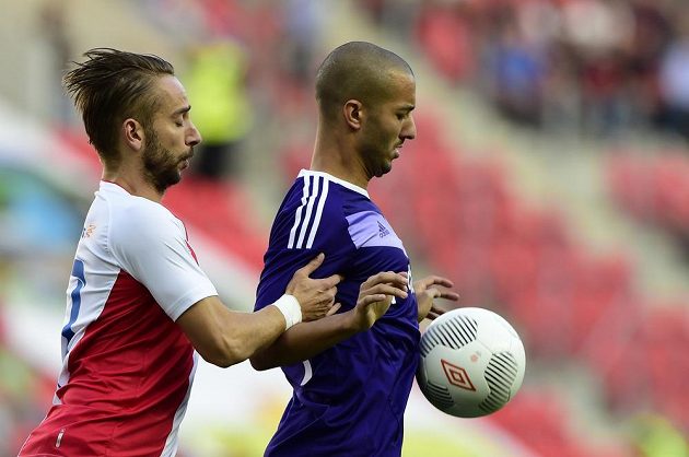 Slávista Dušan Švento (vlevo) a Sofiane Hanni z Anderlechtu v úvodním utkání play off Evropské ligy.