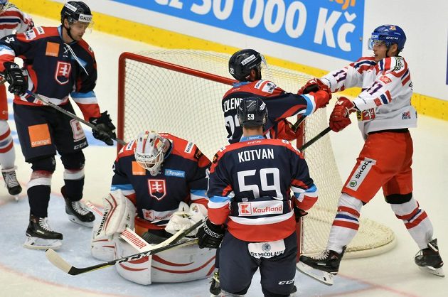 Zprava český útočník David Tomášek, slovenští obránci Matúš Holenda a Oldrich Kotvan a brankář Slovenska Branislav Konrád.