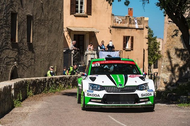 Jan Kopecký se Škodou Fabia R5 uličkách městečka při rallye na Korsice.