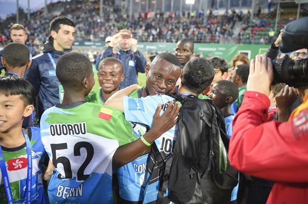 Radost vítězů fotbalového turnaje v rámci projektu Football for Friendship v Moskvě.