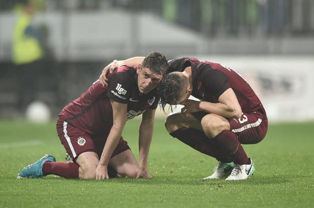 Sparťan Josef Šural (vpravo) utěšuje spoluhráče Ondřeje Zahustela, který v posledních vteřinách hry neuspěl ve velké šanci.