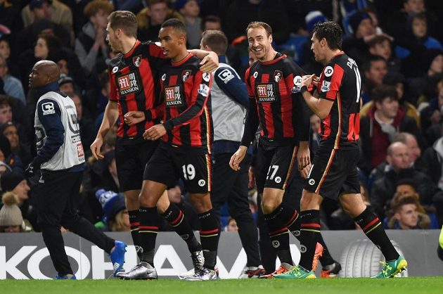 Glenn Murray (druhý zprava) rozhodl o senzační výhře Bournemouthu na Stamford Bridge.