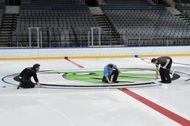 Příprava ledové plochy v pražské O2 areně před nadcházejícím MS v ledním hokeji.