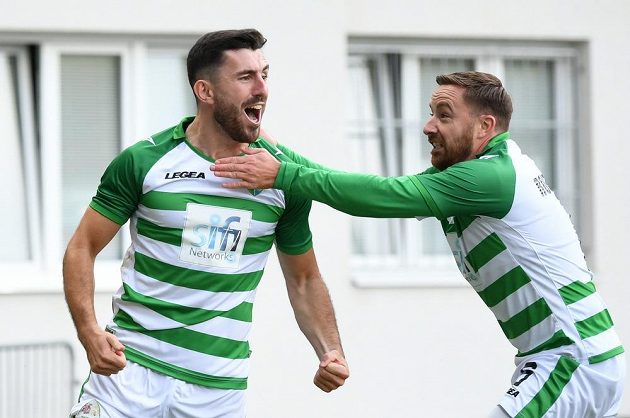 Radost fotbalistů The New Saints, vlevo střelec úvodní branky utkání s Plzní Louis Robles.