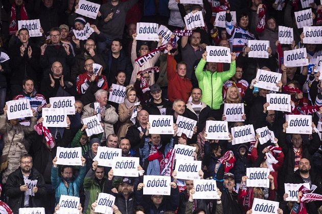 Fanoušci Pardubic oslavují gól.