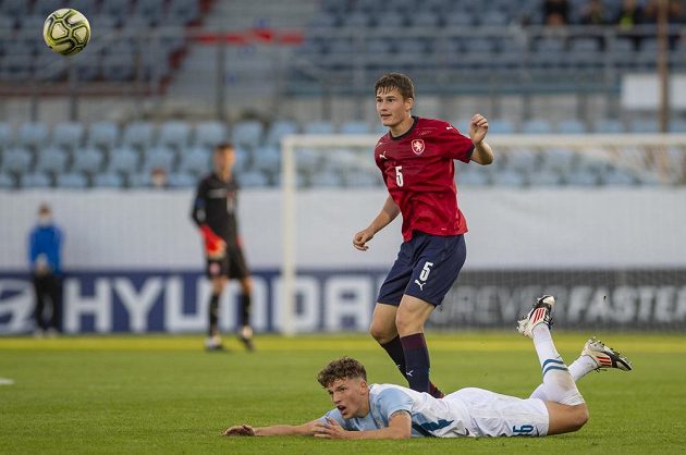 Zleva Kai Cipot ze Slovinska a Denis Donát z ČR v utkání skupiny G kvalifikace na ME 2023 fotbalistů do 21 let.