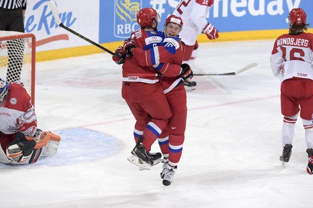 Ruský hokejista Vladislav Kameněv (vpravo) slaví se spoluhráčem Ivanem Provorovem vítězný gól ve čtvrtfinále juniorského MS proti Dánsku.