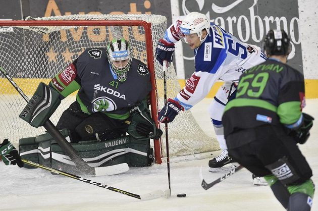 Brankář Mladé Boleslavi Pavel Kantor pozorně sleduje brněnského Jana Hrušku. Z dálky přihlíží boleslavský Oldřich Kotvan.