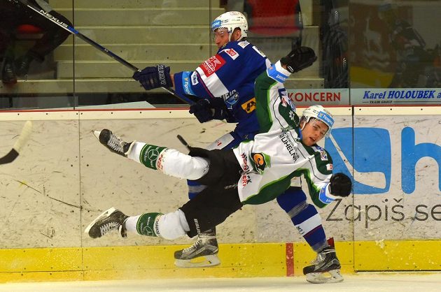 Martin Dočekal z Brna v souboji s Petrem Stloukalem z Karlových Varů (vpředu) v dohrávce 6. kola Tipsport extraligy.