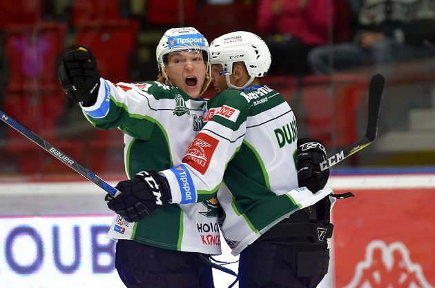 Karlovarský obránce Tomáš Dujsík (vpravo) slaví se spoluhráčem Vojtěchem Tomečkem gól proti Kometě Brno v dohrávce 6. kola Tipsport extraligy.