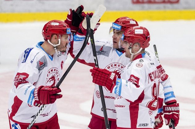 Zleva Lukáš Krajíček, Jiří Polanský a Jakub Petružálek z Třince oslavují gól v prodloužení.