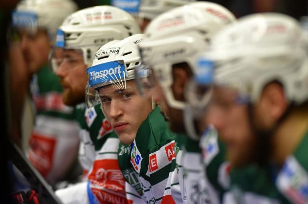 Karlovarská střídačka při utkání s Českými Budějovicemi. Třetí zprava je Martin Weinhold.