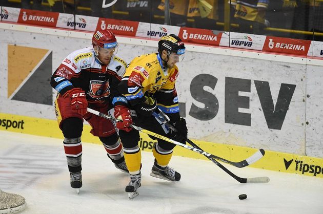 Zleva Jake Newton z Hradce a Lukáš Válek z Litvínova ve třetím duelu čtvrtfinále play off.