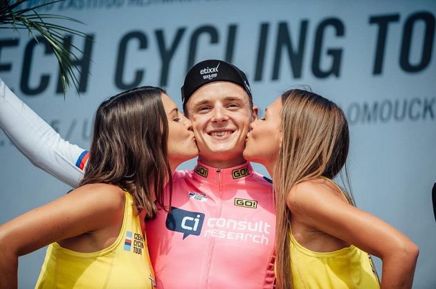 Petr Vakoč se dočkal sladké odměny za triumf v Czech Cycling Tour.