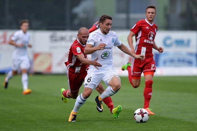Adam Jánoš z Boleslavi (uprostřed) uniká olomouckému Michalu Vepřekovi. Vpravo situaci sleduje autor dvou branek Šimon Falta.