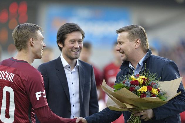 Sparty Bořek Dočkal (vlevo) a sportovní ředitel Sparty Tomáš Rosický (uprostřed) před zápasem pogratulovali dlouholetému hráči Sparty Horstu Sieglovi k 50. narozeninám.