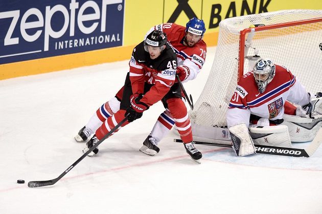Radek Smoleňák (uprostřed) brání Patricka Wierciocha z Kanady. Celou situaci vpravo sleduje brankář Ondřej Pavelec.