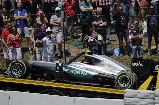 Mercedes Lewise Hamiltona po vzájemné kolizi se stájovým kolegou Nicem Rosbergem.