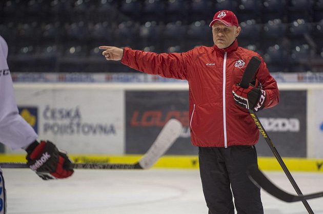 Nový trenér hokejistů Pardubic Peter Draisaitl udílí na tréninku pokyny svým svěřencům.