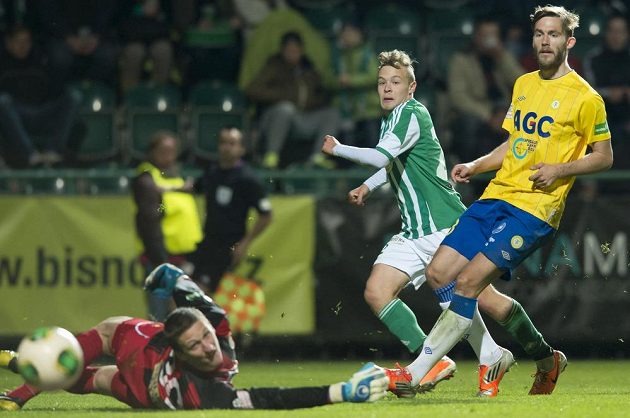 Petr Nerad (uprostřed) z Bohemians Praha 1905 překonává teplického brankáře Tomáše Grigara, vpravo přihlíží Jan Hošek.