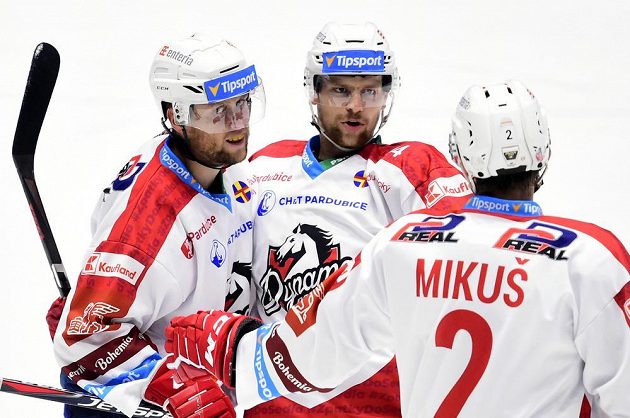 Hokejisté Pardubic se radují z branky během utkání hokejového Poháru Generali České pojišťovny, zleva Radoslav Tybor, Patrik Poulíček a Juraj Mikúš.