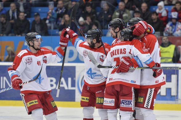 Hráči Olomouce se radují v úvodním čtvrtfinále play off z prvního gólu, který dal Zbyněk Irgl (druhý zleva). Vlevo je Petr Strapáč, který mu na gól nahrál.