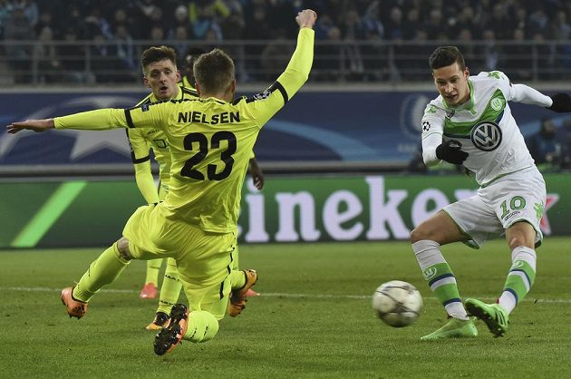 Julian Draxler (vpravo) byl hrdinou Wolfsburgu při utkání Ligy mistrů v Gentu.