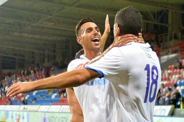 Eran Zahavi (vlevo) a Eytan Tibi z Maccabi Tel Aviv se radují z vítězství v Plzni.