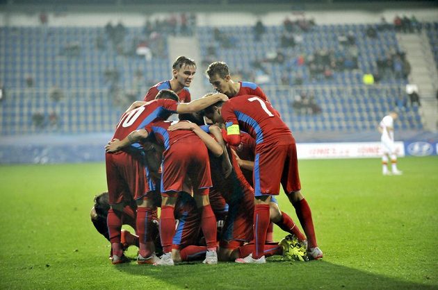 Čeští fotbalisté se radují z gólu proti Černé Hoře v kvalifikaci ME 2017 hráčů do 21 let.