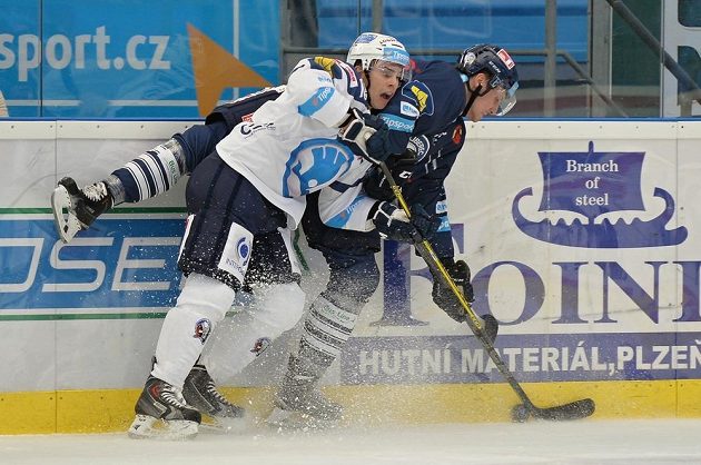 Mário Bližňák z Plzně (vlevo) a Ondřej Vitásek z Liberce ve 3. kole Tipsport extraligy.
