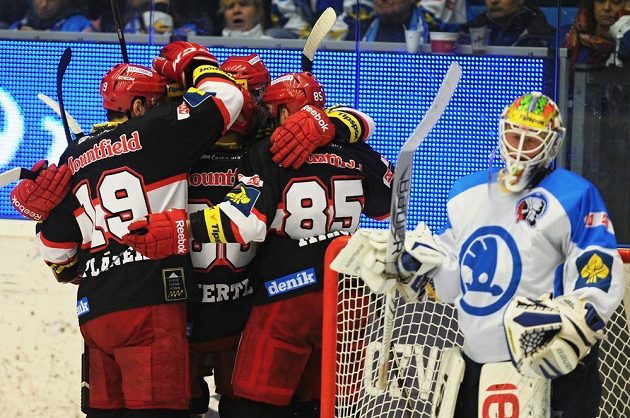 Hokejisté Hradce Králové slaví gól v síti Plzně. Vpravo zklamaný brankář Indiánů Lukáš Mensator.
