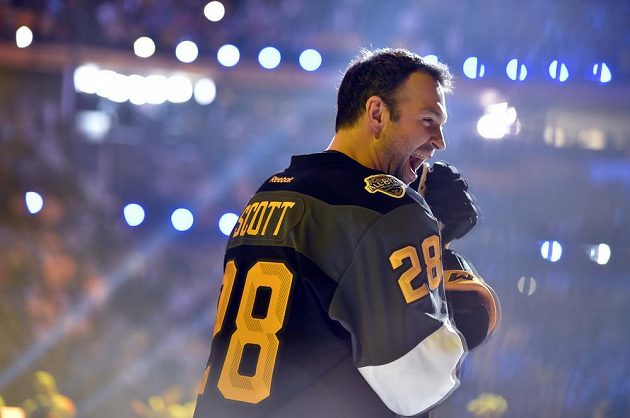 Kapitán Pacifické divize John Scott (28) při úvodním slavnostním vyhlašování před dovednostními soutěžemi NHL.