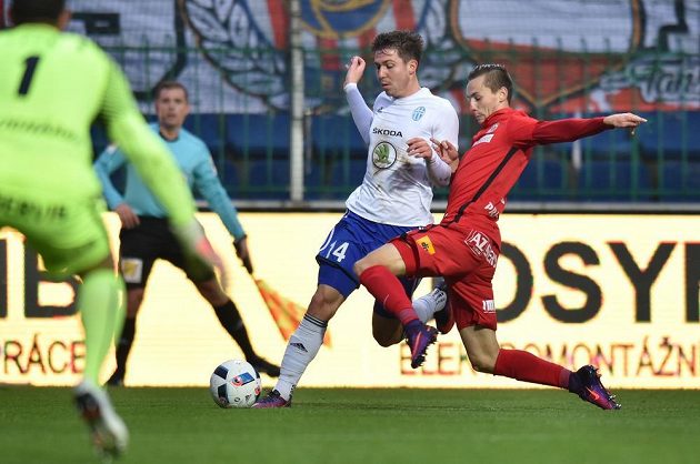 Tomáš Přikryl z Mladé Boleslavi (vlevo) se snaží prosadit přes Jakuba Přichystala z Brna.