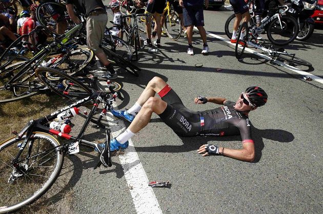 Německý cyklista Dominik Nerz leží na zemi po ošklivém hromadném pádu ve 3. etapě Tour de France.