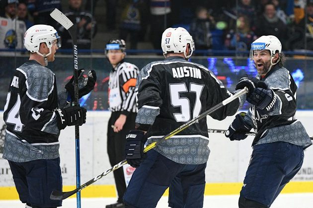 Jaromír Jágr (vpravo) gratuluje ke střeleckému zápisu kladenskému spoluhráči Bradymu Austinovi.